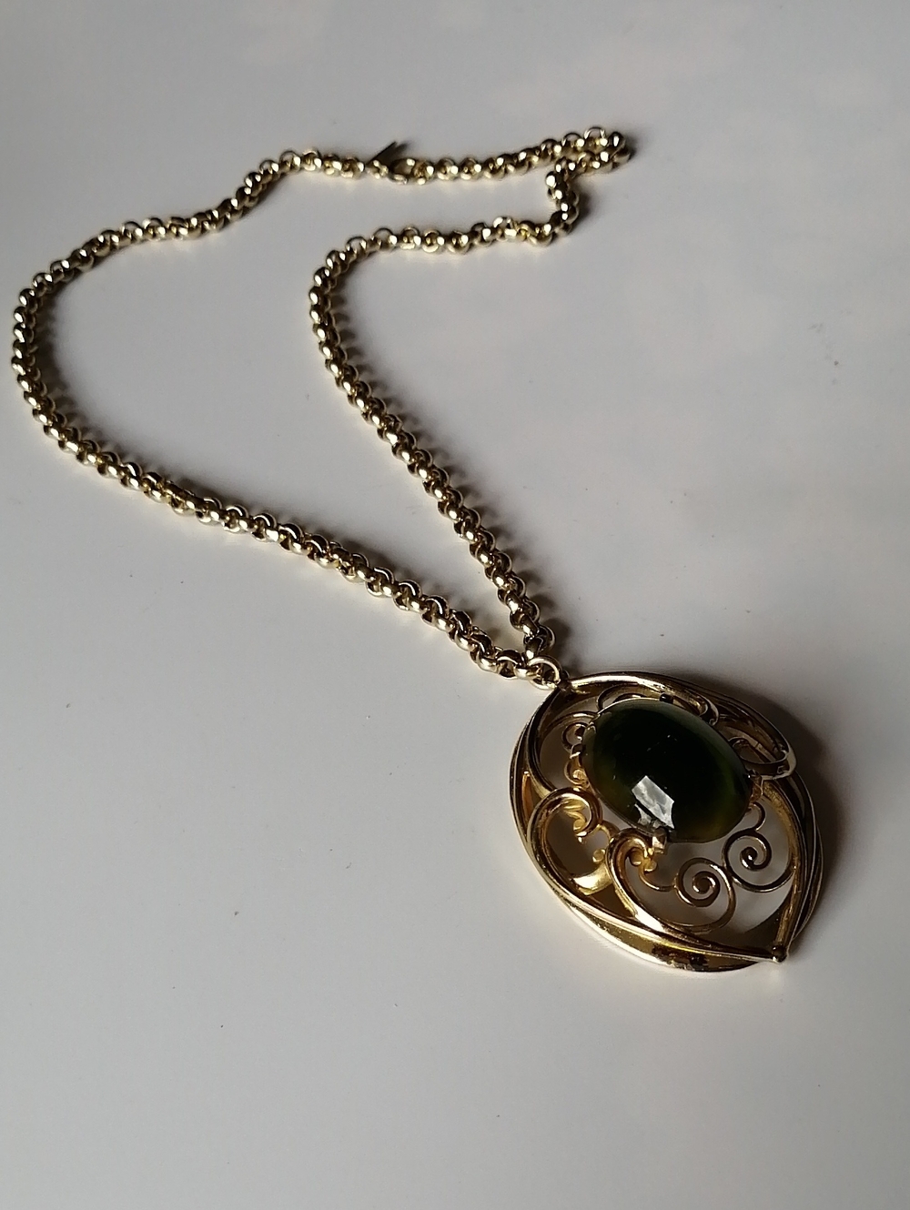Vintage Whiting Davis Necklace with Dramatic Oval Olive Green Cabochon Pendant - Picture 2 of 10